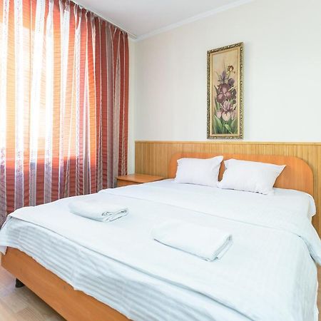 Квартира Студія Біля Оперного Театру По Вулиці Гонти 4-3А Lviv Buitenkant foto